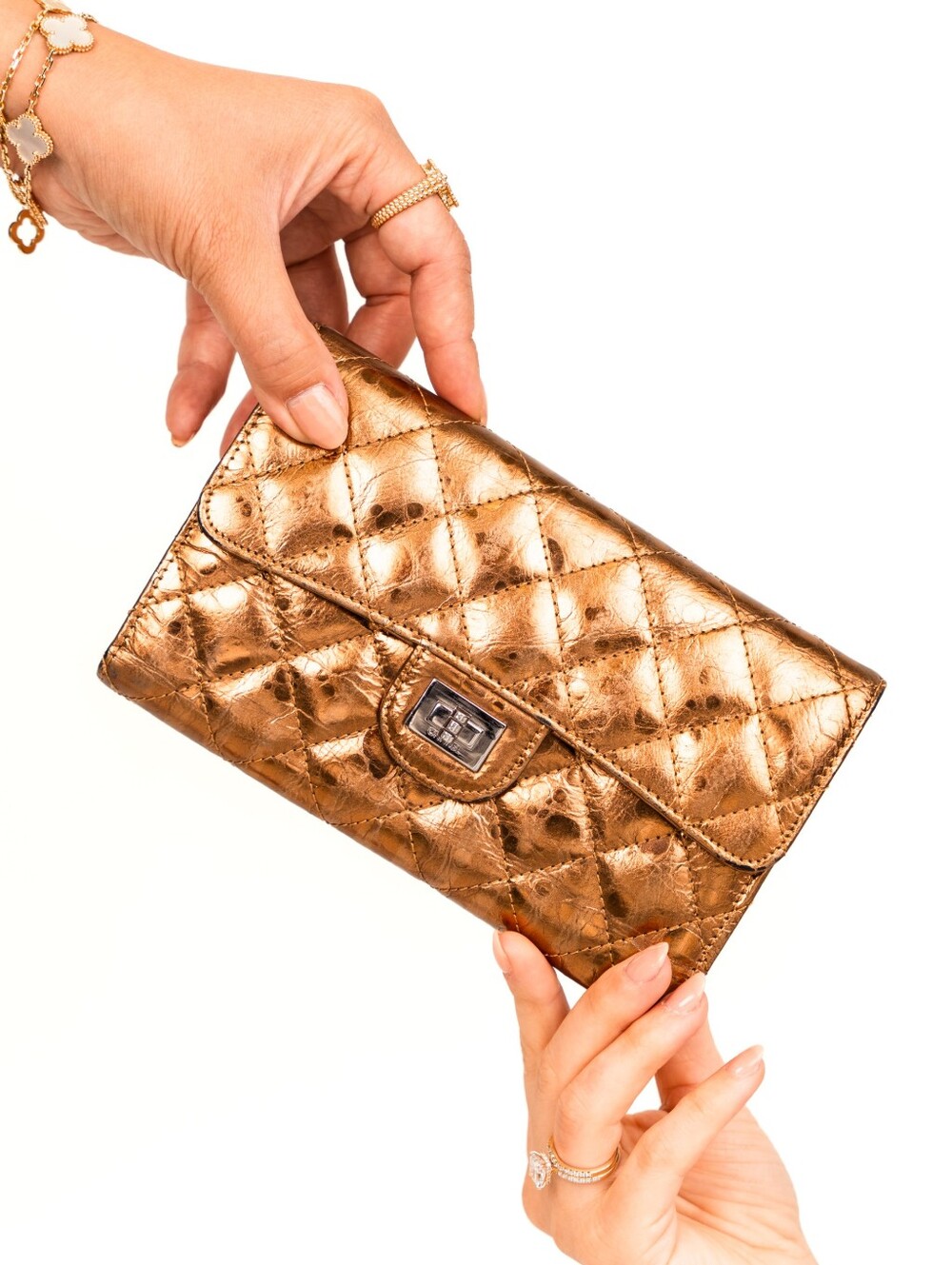 CHANEL mottled rose-gold quilted leather 2.55 reissue wallet.